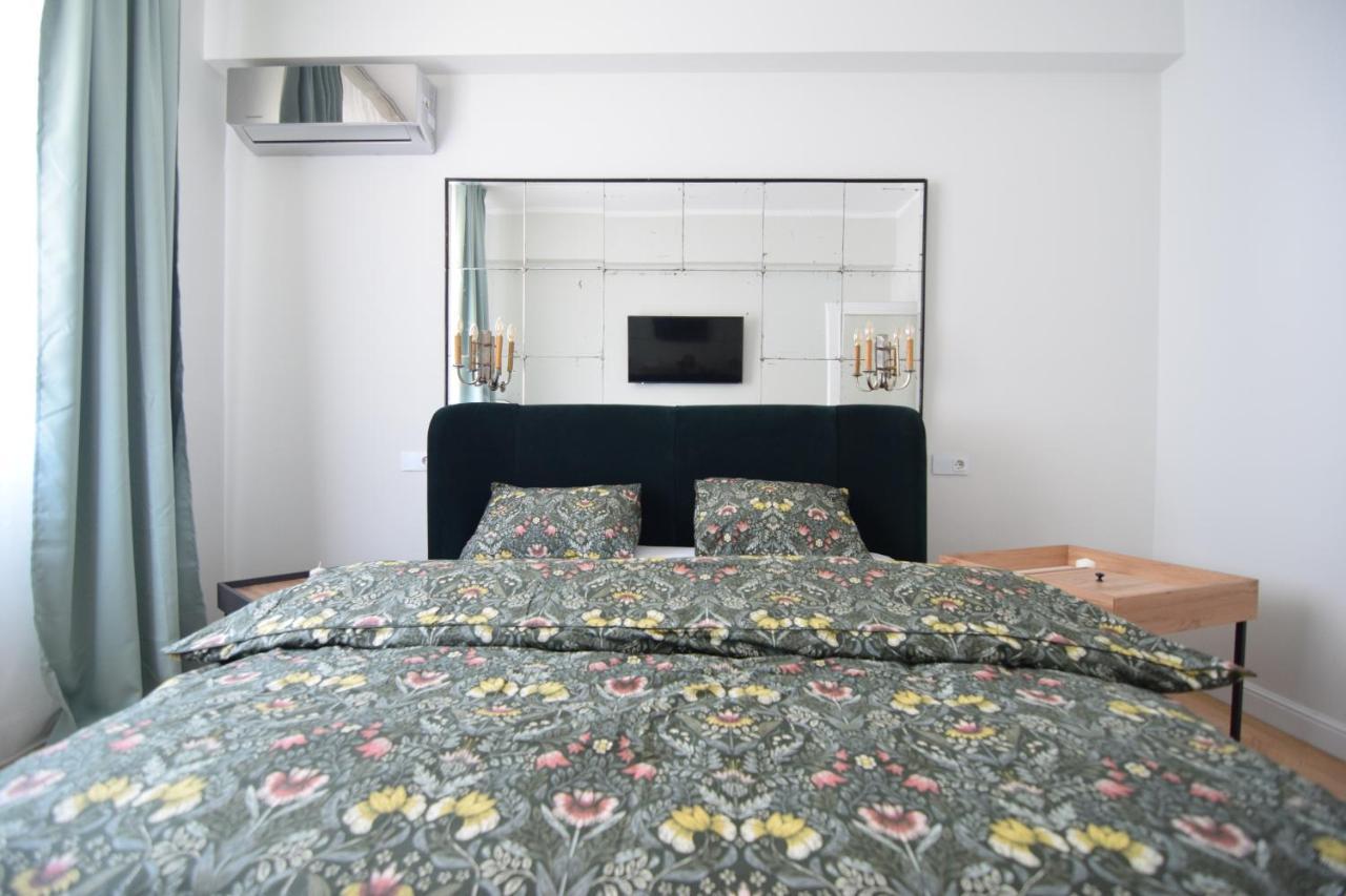 Beautiful Apartment In Old City Bukarest Exteriör bild