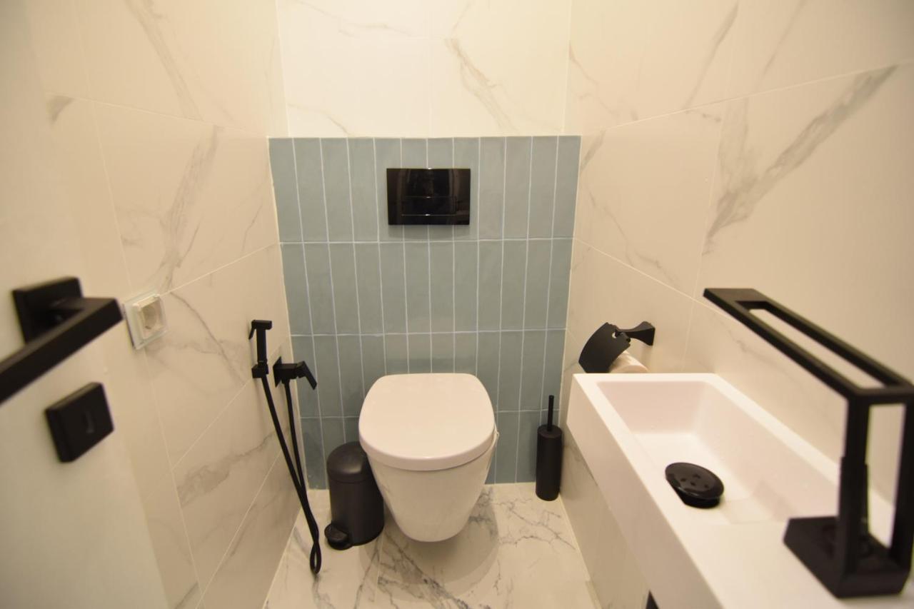 Beautiful Apartment In Old City Bukarest Exteriör bild