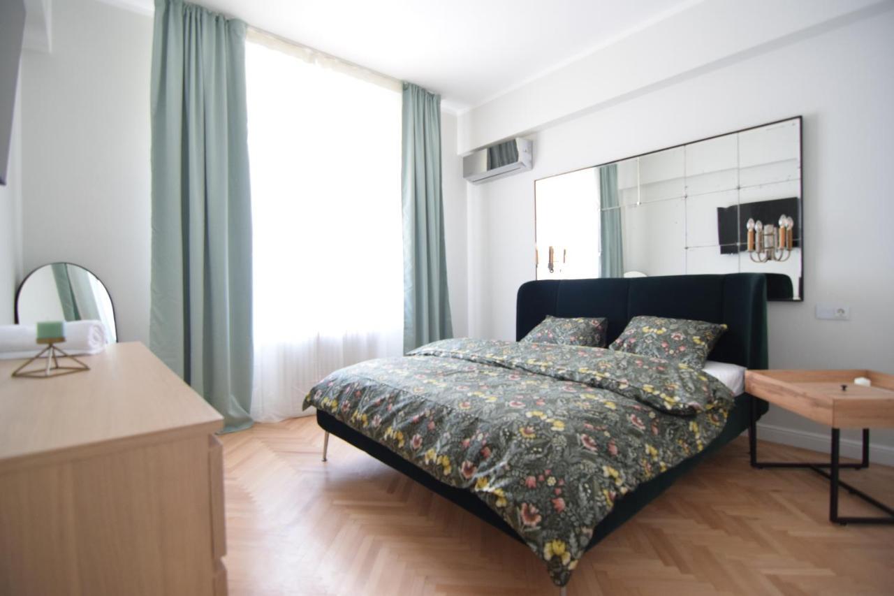 Beautiful Apartment In Old City Bukarest Exteriör bild