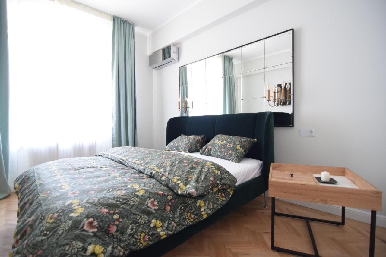 Beautiful Apartment In Old City Bukarest Exteriör bild